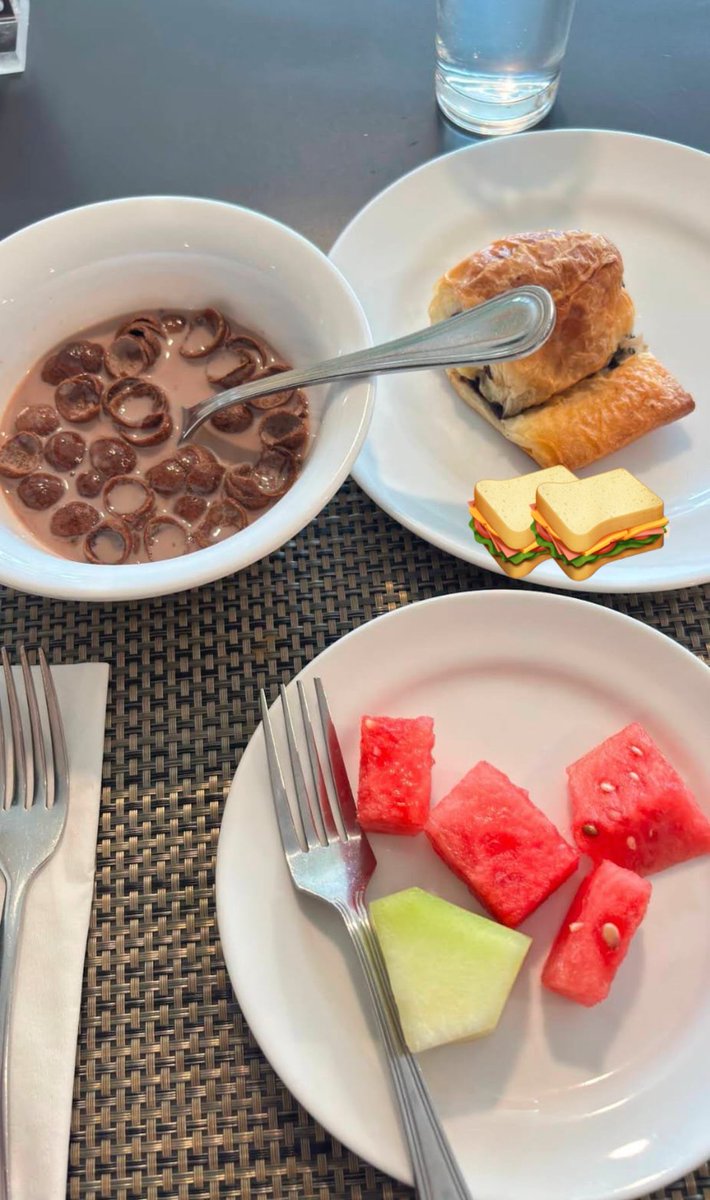 mzirse's tweet photo. makan siang dulu yaa sebelum bekerjaaa 🥪🍹 https://t.co/IfVsJV8upm