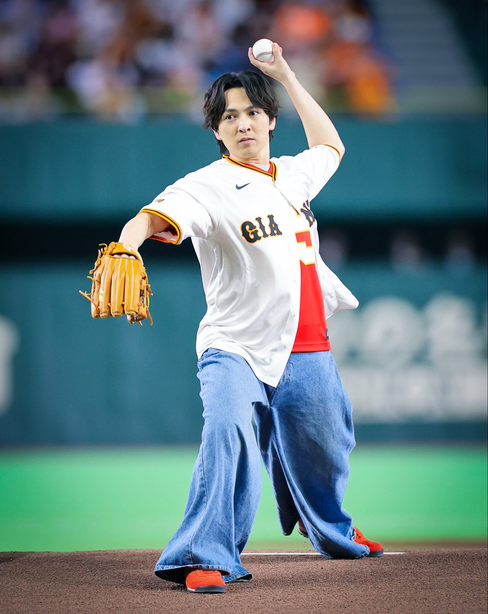Sponichi_Photo's tweet photo. 始球式をするM!LKの吉田仁人(撮影・光山　貴大@takahiroKOHYAMA ) https://t.co/79YewNAbzP