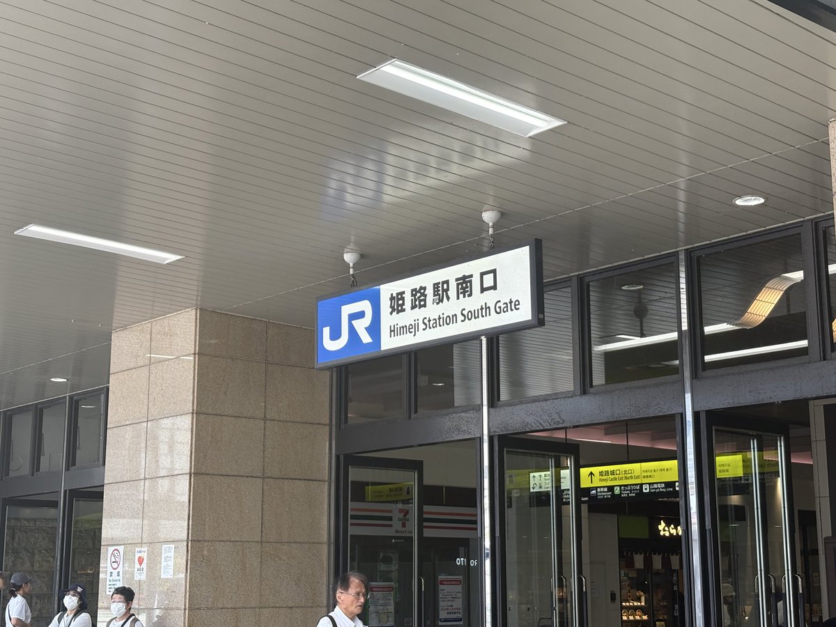 kaiji_sano's tweet photo. 着いた瞬間エスカレーター右側乗れて偉い https://t.co/piNAKfpfMq
