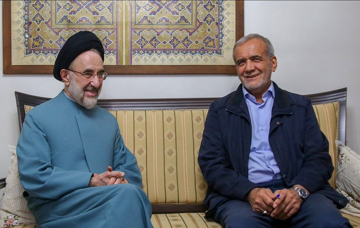 validsource20's tweet photo. هر روز از درد به خود می‌پیچند که برعکس خودشان که بچه‌هایشان منافق می‌شوند یا اختلاسگر، یک نقطه سیاه در زندگی پزشکیان و خاتمی و خانواده‌شان نیست. https://t.co/HYRU3tCQbo