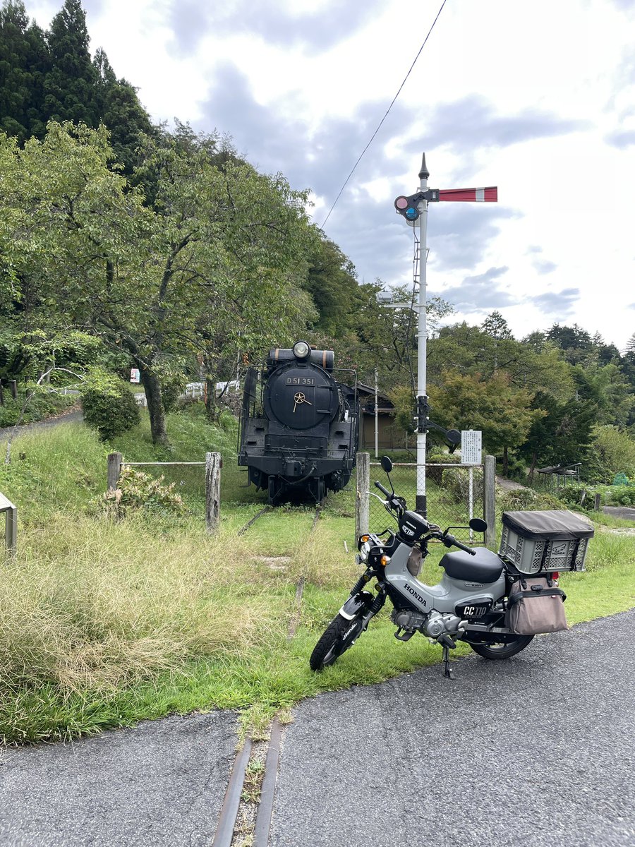 L2nGyt7's tweet photo. SL公園
長野県木曽郡南木曽町
蒸気機関車 D51 351 号機
デゴイチ
近くで機関車見れるのすごい
#クロスカブ
#デゴイチ
#蒸気機関車 https://t.co/E1BaMafNCZ