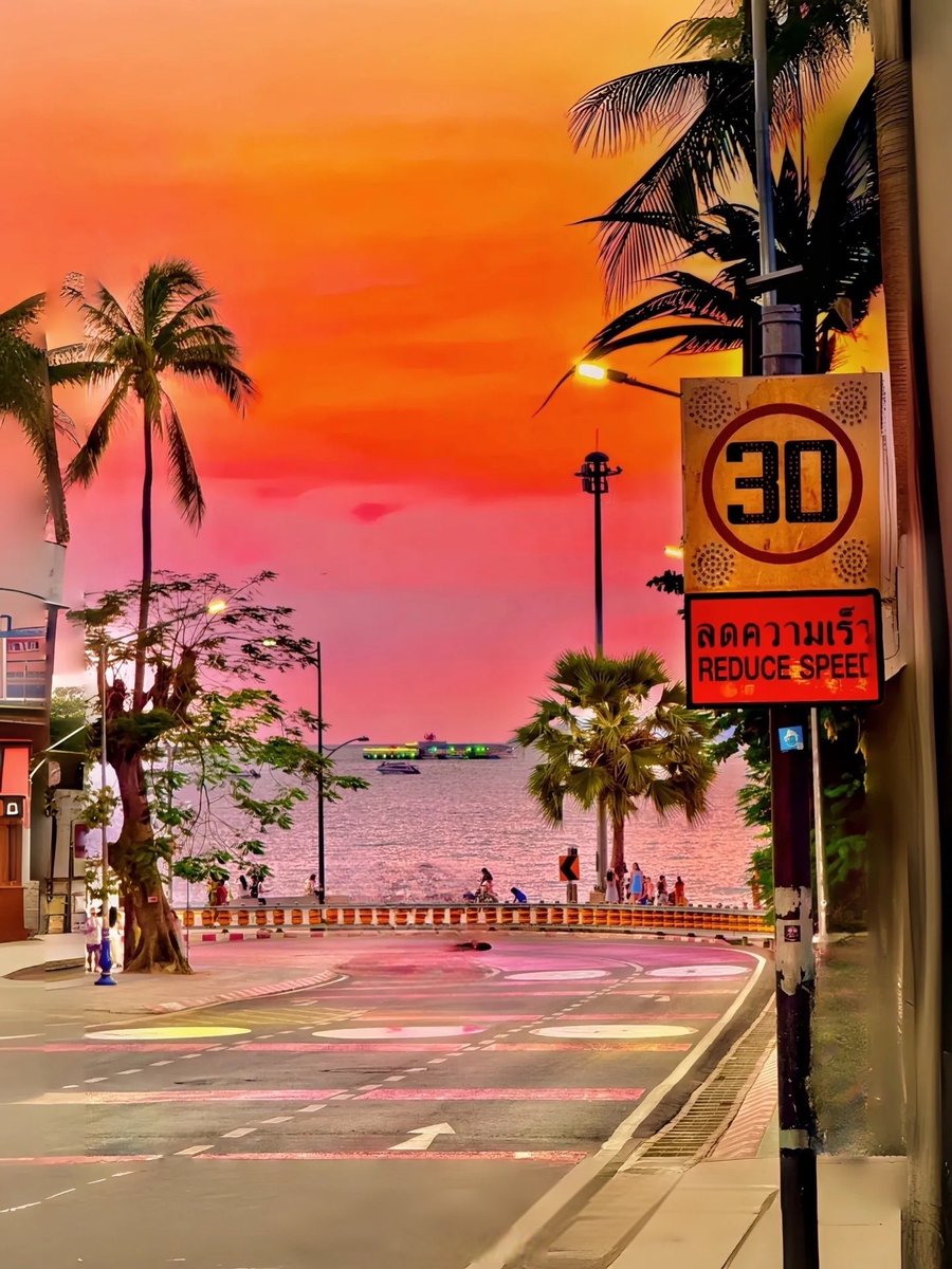 robif052839's tweet photo. Sipping iced tea on the balcony, watching the sunset paint the sky pink—this is the perfect lazy weekend vibe https://t.co/8mEj9bx0mY