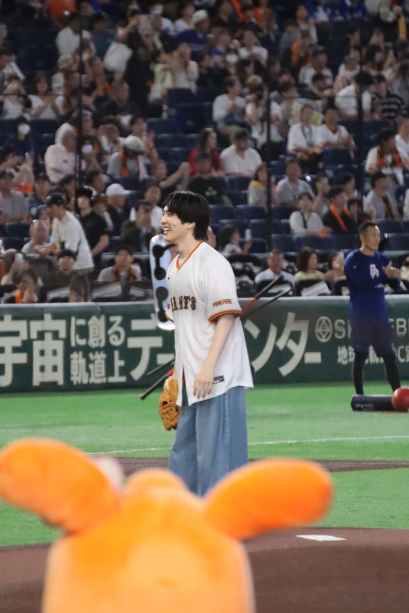 8yr34's tweet photo. M!LK 吉田仁人 ファーストピッチ

ジャイアンツのユニフォーム似合ってる✨️
なんかどの写真も画質微妙だし、ピントはどこにいっちゃった❓😫

 #吉田仁人 https://t.co/qBLnvdQKLe