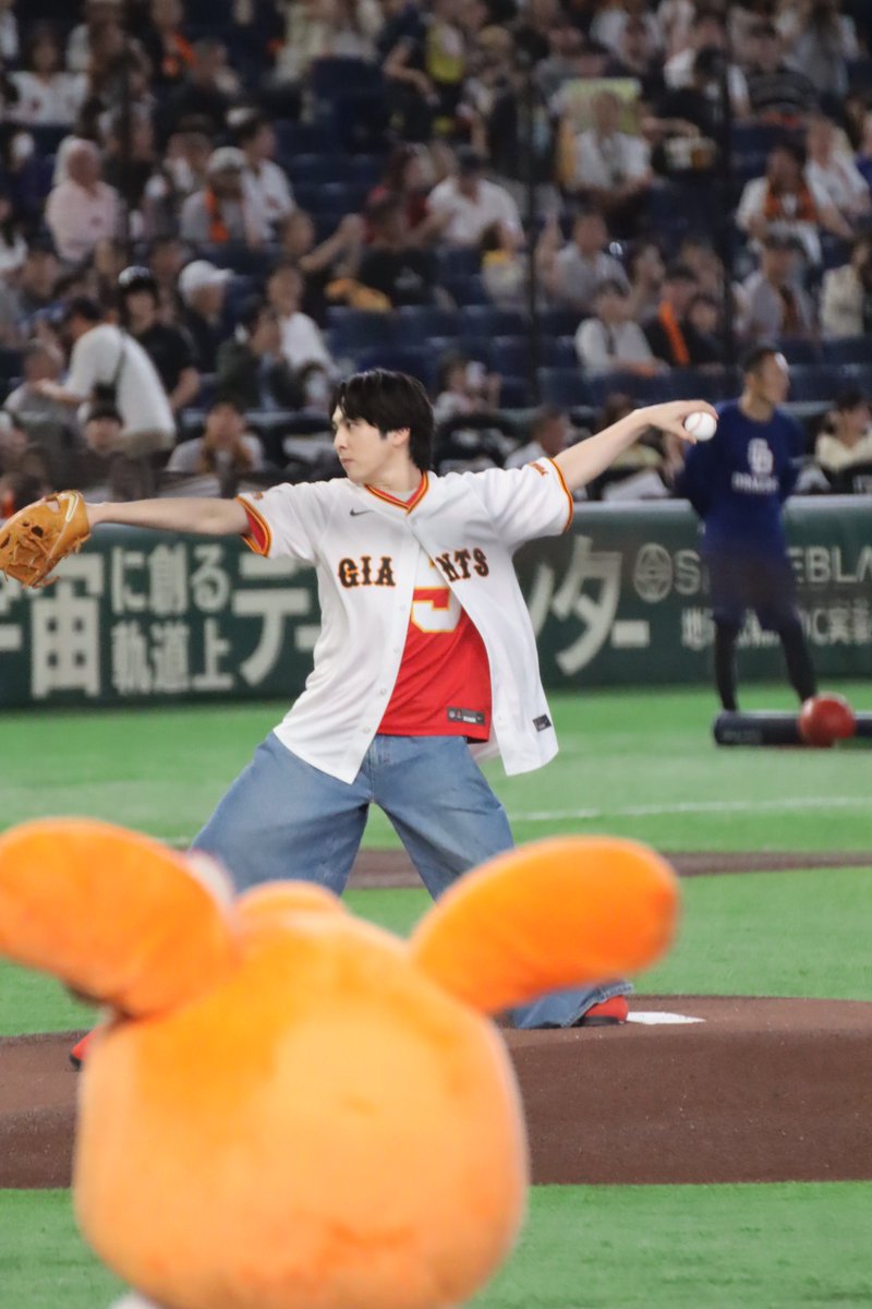 8yr34's tweet photo. M!LK 吉田仁人 ファーストピッチ

ジャイアンツのユニフォーム似合ってる✨️
なんかどの写真も画質微妙だし、ピントはどこにいっちゃった❓😫

 #吉田仁人 https://t.co/qBLnvdQKLe