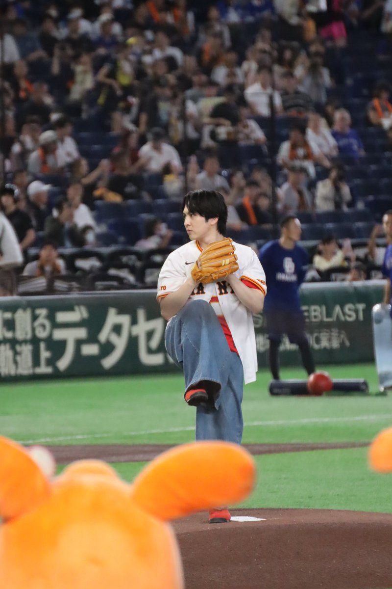 8yr34's tweet photo. M!LK 吉田仁人 ファーストピッチ

ジャイアンツのユニフォーム似合ってる✨️
なんかどの写真も画質微妙だし、ピントはどこにいっちゃった❓😫

 #吉田仁人 https://t.co/qBLnvdQKLe