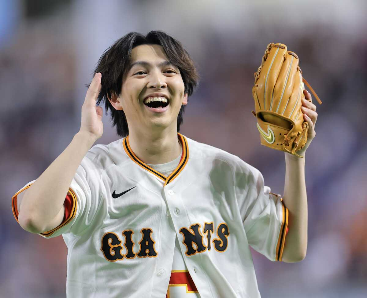 topicool_jp's tweet photo. 【トピクル】

M!LK吉田仁人「369」ユニまとい　山なりノーバン投球披露! 滅ポーズも　東京Dで始球式

背番号「369」（M!LK）のユニホームをまとった吉田さん。マウンドへ向かう際には、おなじみの“滅ポーズ”を披露して会場を沸かせました

▼記事はこちら▼
🔗https://t.co/8EAZkGmu88

＃吉田仁人 https://t.co/5auzJ3r7Yx