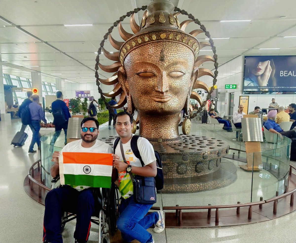 SatendraSLohiya's tweet photo. ✈️🇮🇳 दिल्ली से लंदन—इंग्लिश चैनल के तीसरे अभियान पर 🇬🇧🌊

आज दिल्ली एयरपोर्ट से अपनी टीम के साथ इंग्लिश चैनल को तीसरी बार पार करने के मिशन पर लंदन के लिए रवाना हो रहे हैं।

24 सितंबर से 2 अक्टूबर 2026 तक मौसम और समुद्री परिस्थितियों के अनुसार हमारे इंग्लिश चैनल स्विम के प्रयास निर्धारित हैं।

मेरे साथ टीम में रामबरन पाल (ग्वालियर), गजेंद्र सिंह (भिंड), दीपक नायक (ओडिशा) तथा हमारे कोच मुजीब खान (श्योपुर) साथ हैं।

यह केवल एक तैराकी अभियान नहीं, बल्कि मध्य प्रदेश और भारत का नाम विश्व पटल पर गौरवान्वित करने का संकल्प है। 🇮🇳

आप सभी का प्यार, आशीर्वाद और शुभकामनाएं हमारे साथ रहें।
इंग्लिश चैनल—तीसरी बार, एक नया संकल्प, एक नई चुनौती! 🏊‍♂️🌊🇮🇳