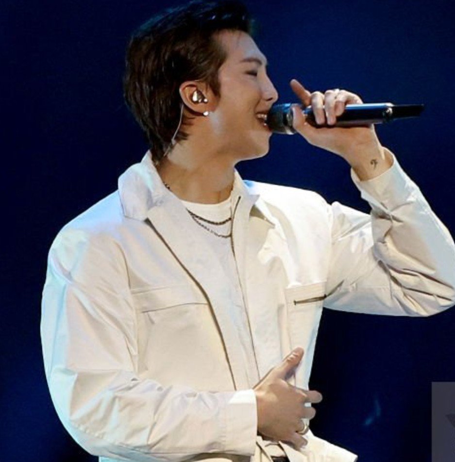 knjpagee's tweet photo. Today Namjoon's outfit atee so freaking badd?!?!!White jacket and t-shirt with that tight jeans?!?!?!? His stylist cooked. https://t.co/xT47SszdgQ