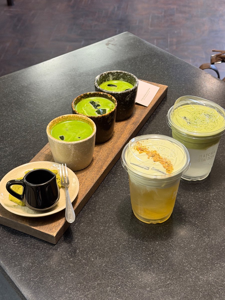 PastelLifeLines's tweet photo. Matcha Station เชียงใหม่ ร้านมัทฉะย่านกองบิน 41 ที่สายชาเขียวต้องมา ไฮไลต์คือ Matcha Tasting Flight ลองชิม 3 สายพันธุ์เทียบกันชัดๆ ทั้งนัตตี้ อูมามิ ฟรุตตี้ มีเมนูใส ชานม ฟิวชั่นครีมชีสครบ บาริสต้าแนะนำดีมาก ชนชั้นชาเข้มข้นตรงปกทุกแก้ว https://t.co/U3B8wdHqbz