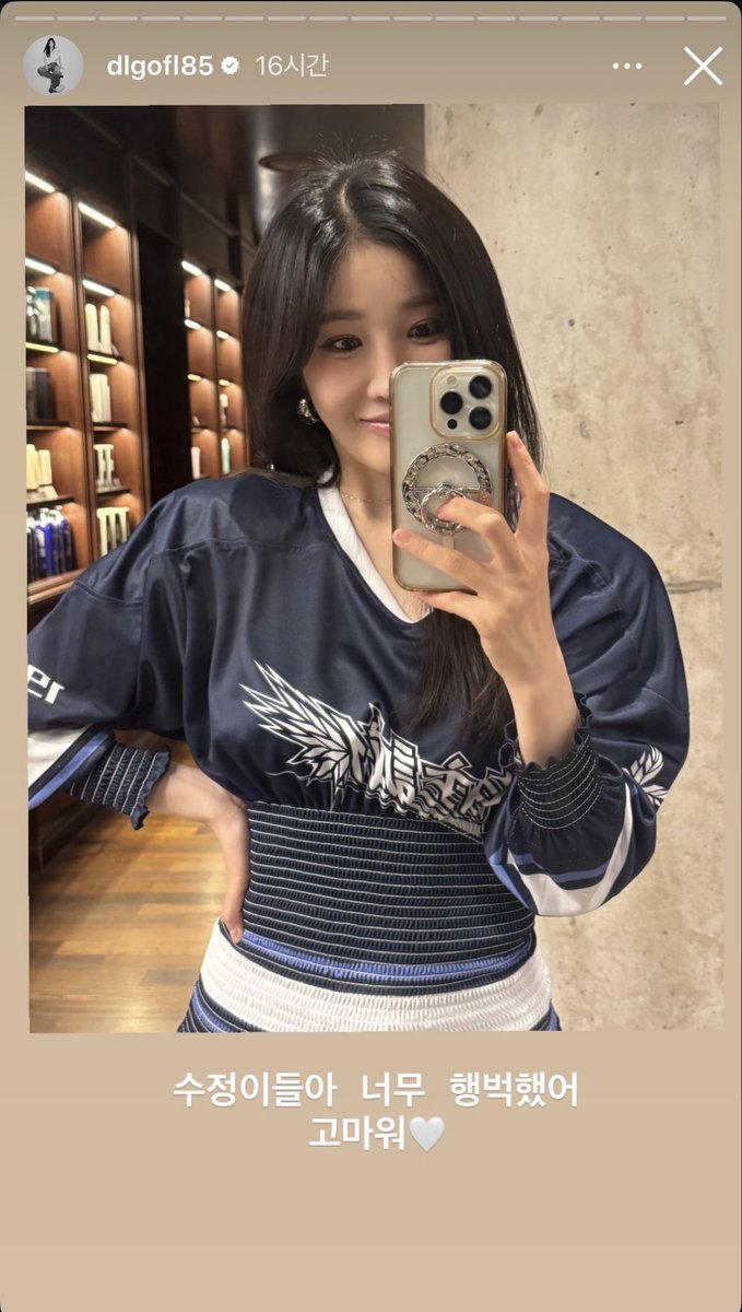 hearicat's tweet photo. 이번엔 

연상이 셔링에 허리 꽉꽉 쪼이고 난리신데
연하는 심플한 거;;

+이번엔 연하가 긴 바지 연상이 개짧바지; https://t.co/OlXEawUweu