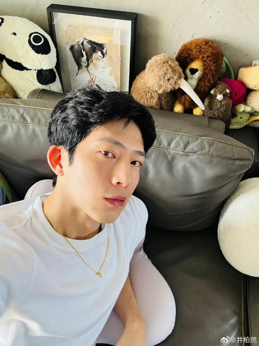 SMilkdrama's tweet photo. fan: “ge (older bro), you’ve posted too few photos, (leaving you a) bad review”
#JingBoran: “I’m middle-aged now. It’s hard to get a good shot.”

you’re still a very handsome middle-aged man 😂🤍 https://t.co/5mNlHr2Rp1