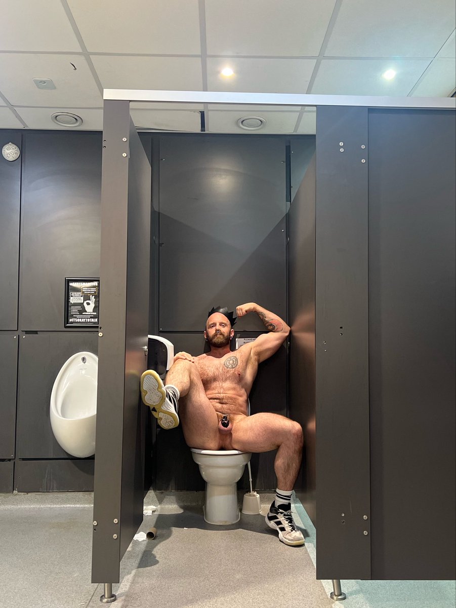 takethemikey's tweet photo. The king on his throne. I mean porcelain shouldn’t get all the fun 🐷🤤 https://t.co/lIERUfsDNC