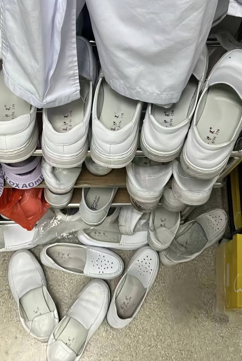 hahi0309's tweet photo. 总感觉这么多孩子放在一起，有一股酸臭味，男同事走来走去的，换鞋的时候怪不好意思...不知道有没有X友喜欢原味的😂 https://t.co/ZYEo8uqr4t