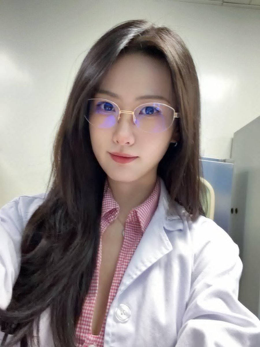 BabyyyZae's tweet photo. 周末加班，感觉同事都昏昏沉沉的。那解开扣子给他们提提神吧，深V配合白大褂，是不是显得神圣又欲望… 

有没有想来挂我的号的，私信给医院地址哈哈… https://t.co/seRlylzEhr