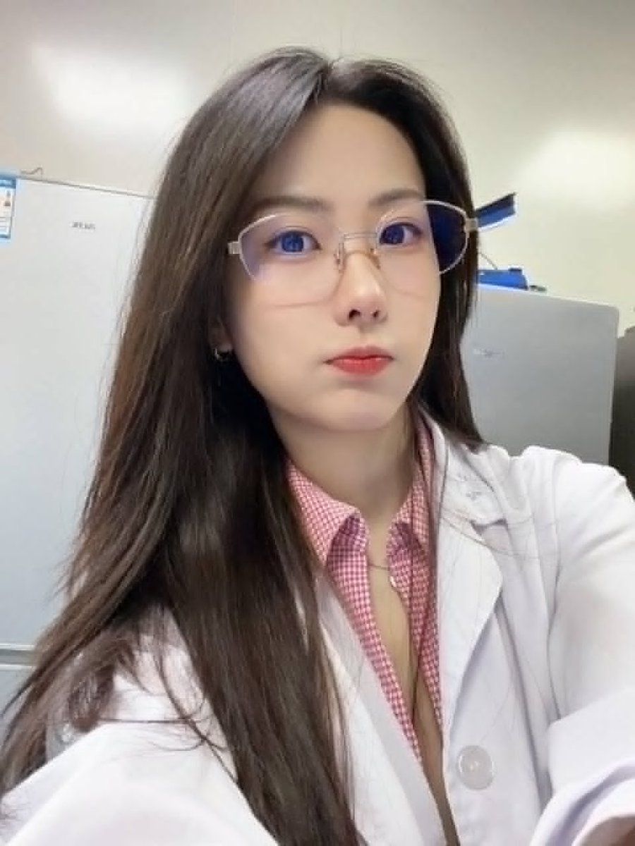 BabyyyZae's tweet photo. 周末加班，感觉同事都昏昏沉沉的。那解开扣子给他们提提神吧，深V配合白大褂，是不是显得神圣又欲望… 

有没有想来挂我的号的，私信给医院地址哈哈… https://t.co/seRlylzEhr