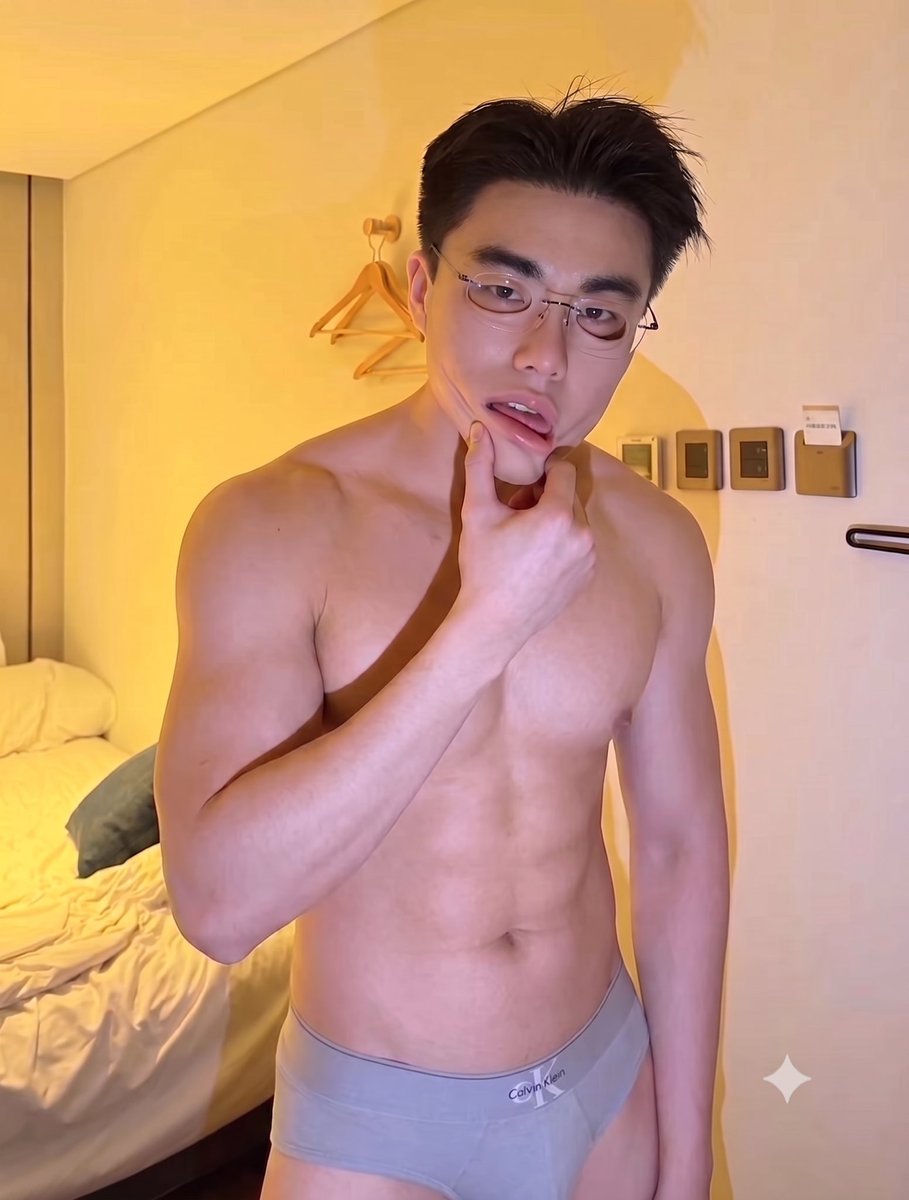 HuisTha's tweet photo. Look at this amazing new skin I just bought. ‘Irresistible’ it says. I won’t argue. You wanna try touching this tight body?
#男皮モノ #asianmale #bodysuit #skinsuit #maledisguise https://t.co/dlumQgqrP4