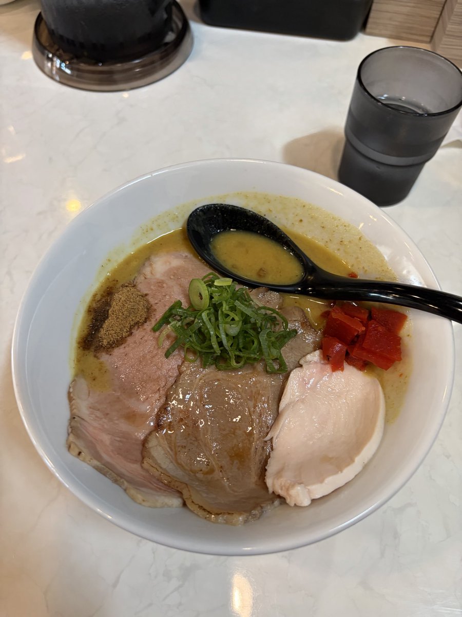 DAEG_sgs's tweet photo. 今月で閉店になる店に行く予定だったのだが有料道路が混み過ぎて時間がかかり過ぎるので断念😮‍💨

山道を走ったりしながら本来は大盛りカツカレーを食べる気がだったのでカレーの口になってたので濃厚カレー鶏そば🍜😋

#スクストラーメン部
#スクストバイク部 https://t.co/N6JYBi4oxY