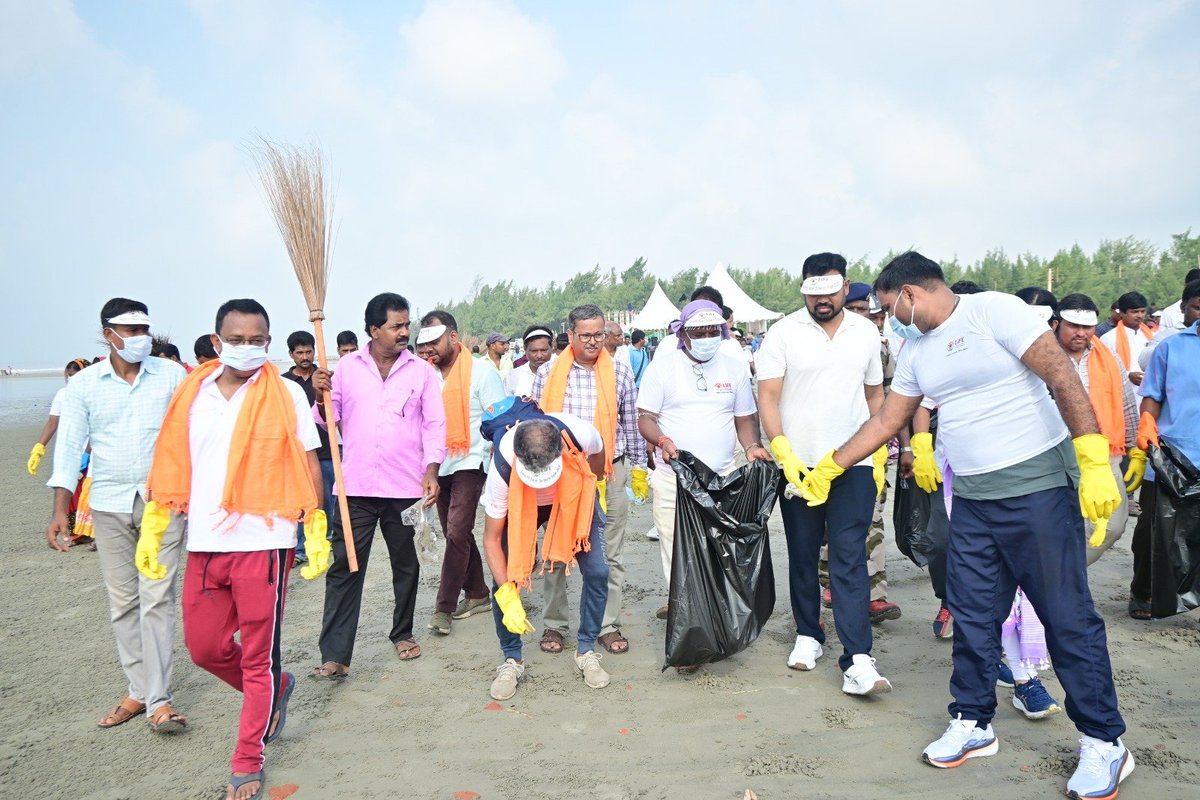 KakdwipICA's tweet photo. Yoga for wellness, cleaning for conservation, trees for the future!

The "Swachh Sagar, Surakshit Sagar" campaign observed at GangaSagar today with Hon'ble MIC Forest &amp; Env Shri Manoj Kumar Orao, for a yoga session, beach cleanup, and plantation drive.

#SwachhSagarSurakshitSagar https://t.co/xl7NTP56fm