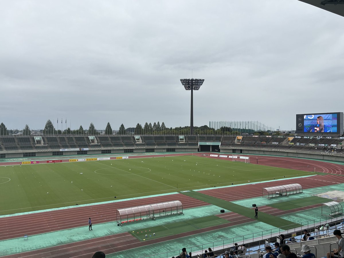 aki77se's tweet photo. 今日はここから🙄

2026/27WEリーグ #クラシエカップ 第2節、ちふれASエルフェン埼玉vs.日テレ・東京ヴェルディベレーザ
🏟熊谷スポーツ文化公園陸上競技場

わっしょいさんの太田焼きそばと、VEGAS BURGERさんのチーズバーガー🙄
もう食べられないよ〜🙄

#ちふれASエルフェン埼玉 https://t.co/4RECcS2IGS