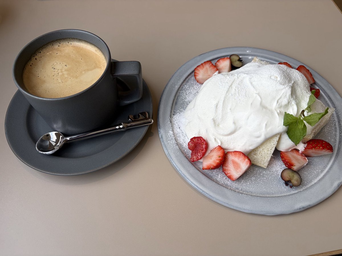 dai222ito's tweet photo. 近所のパティスリーでプチ贅沢なコーヒーブレイク☕️🍰 https://t.co/SYsb7R6alH