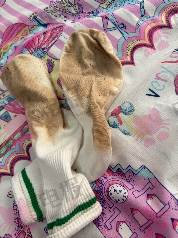 07081314's tweet photo. 这罐原味丝塔芙大白罐，就放在我的小抽屉里，白棉袜有时候穿脚上有时候随手丢地上，我就是懒散邋遢有点不讲究~镜头可以帮我实时记录这一切！📷连秋夜的风都记得这房间的味道 https://t.co/Y2T4qg6NRZ