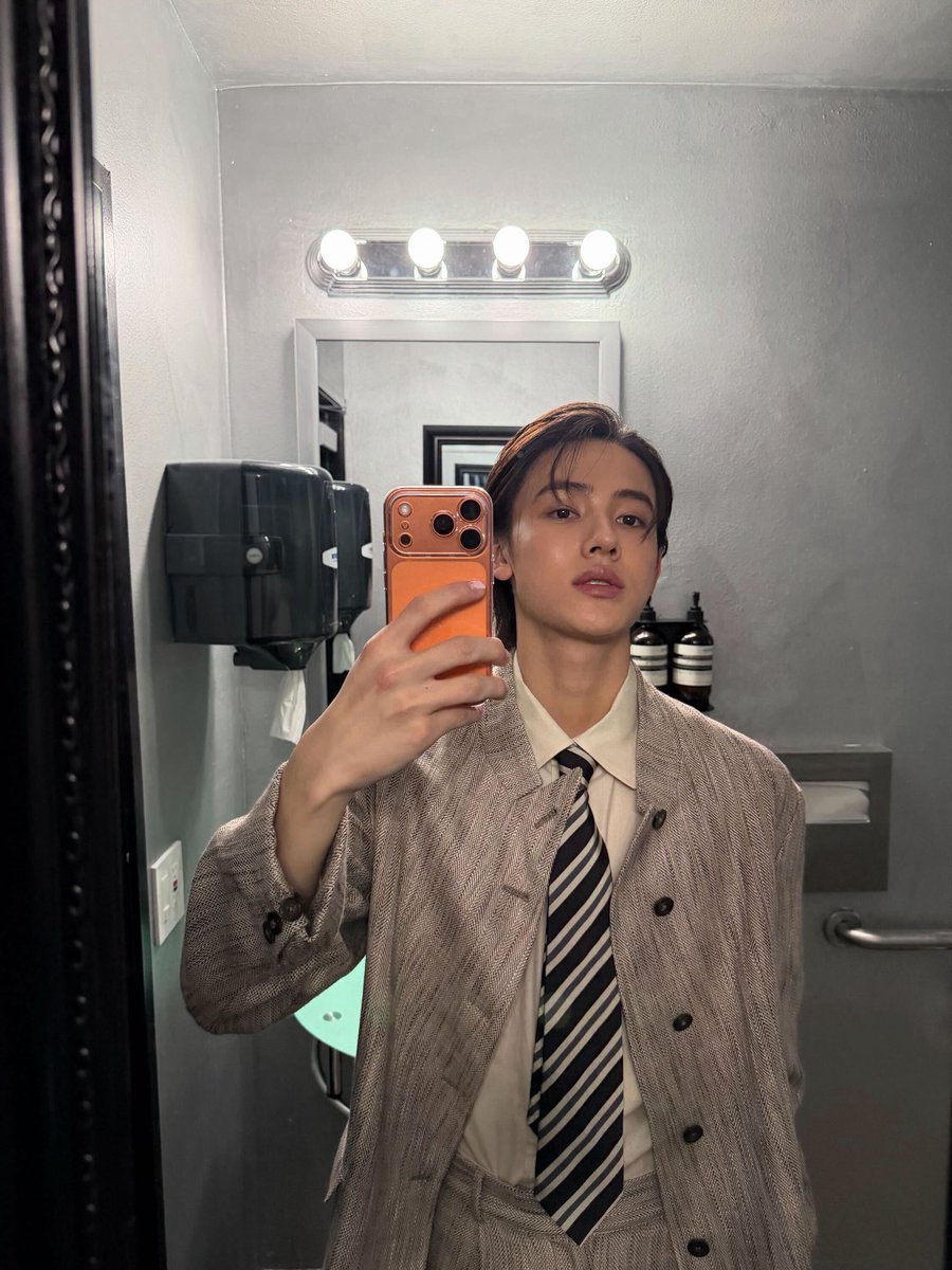 lquuanh's tweet photo. Entering a world of absolute EOMPRODIGY brilliance today! Radiant ACEOM vocals matched with mesmerizing EOMAGNETISM make history right before us.
 
EOM BRINGS ACE FACTOR
 
#SEONGHYEONInFocus
#SEONGHYEON #성현 https://t.co/NmMy4Lm4ge