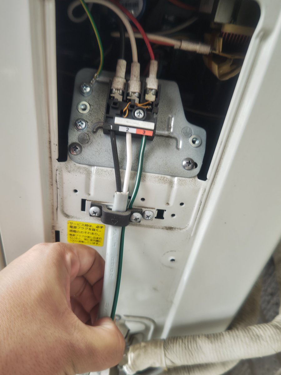 Kadenrecycling's tweet photo. このエアコンを取り付けたのは電気工事士かもしれないけど、電気工事士失格だわ。
日々人の工事見て初心に帰る大切さ https://t.co/rEMi4pi2At