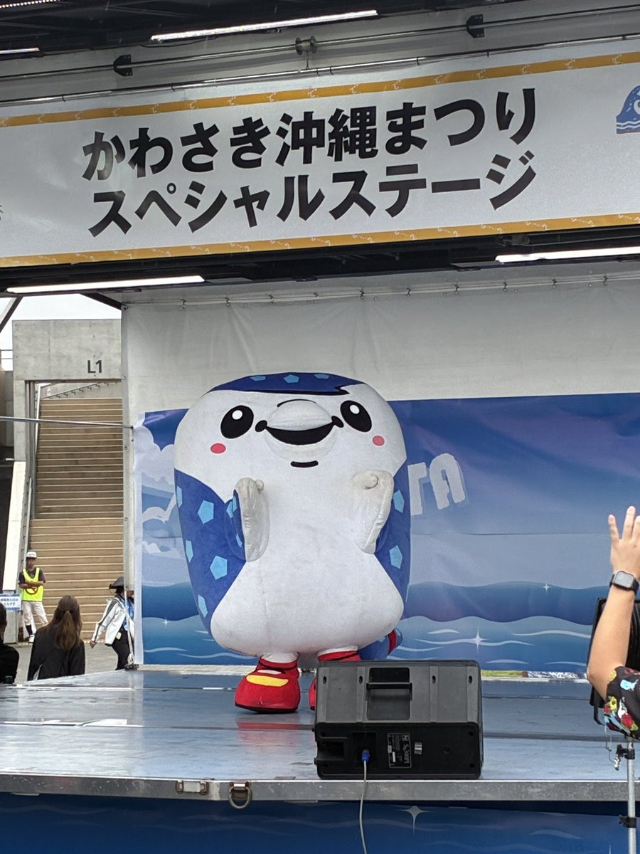 mietamura's tweet photo. マスコット達に会って、急いで列チェックへ。ギリギリ間に合った…。 https://t.co/u0RWzeYa92