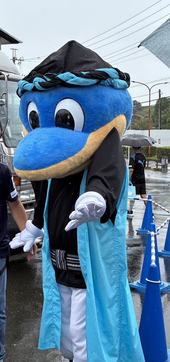 mietamura's tweet photo. マスコット達に会って、急いで列チェックへ。ギリギリ間に合った…。 https://t.co/u0RWzeYa92