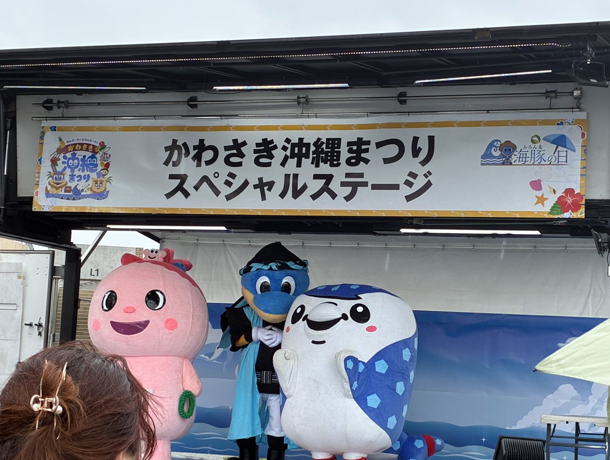 mietamura's tweet photo. マスコット達に会って、急いで列チェックへ。ギリギリ間に合った…。 https://t.co/u0RWzeYa92