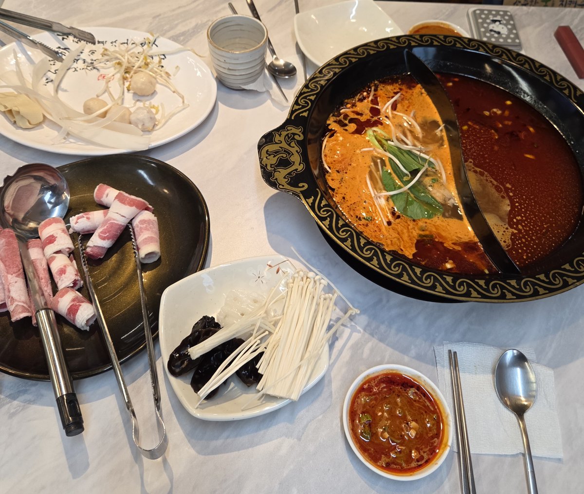 sunintory's tweet photo. ⭐️링링꿀팁⭐️
토마토탕을 시키고 고기를 넣고(무조건!!)
걸쭉해질때까지 푹끓이기<<진짜 너무맛잇읍니다

보툐리들 싸인도보고옴🥹 https://t.co/cmUTI1Yf4L