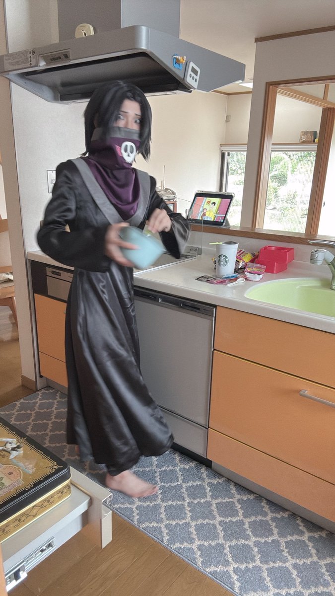 ikarikun1205's tweet photo. フェイタンのままねるねるねるね大量に作ってたら、いきなり後ろから家族に写真撮られてびっくりしてる私がこちら。 https://t.co/ryssaawJKQ