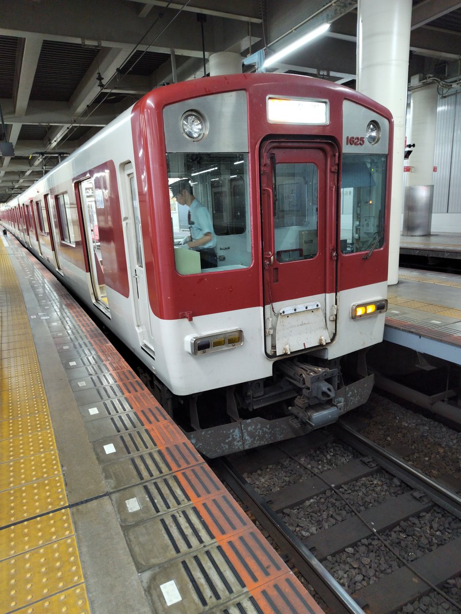 7mpersec's tweet photo. まずまずスムーズに事は進み、近鉄大阪線7427列車 区間急行 名張ゆきで帰ります。車両は1620系VG25編成4両＋1253系VC53編成2両の6両編成。VC53は“魔改造”こと“A更新”施工済。暑いのでアイスコーヒー買いました。 https://t.co/n74u3TRdME
