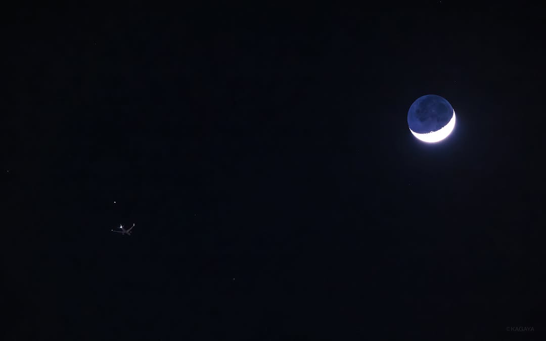 teresah5uxrt's tweet photo. さきほど五日月と土星を撮っていたところ、土星のすぐそばを飛行機が通過していきました。土星は飛行機の真上に見えている星です。

今週もお疲れ様でした。どうぞ穏やかな週末をお過ごしください。

飛行機と五日月、土星の共演
【撮影データ】
カメラ：ソニー α7R V
レンズ： https://t.co/CSAXhX8hTM