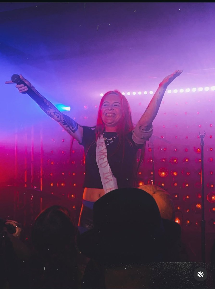 ourblues's tweet photo. she's the happiest on stage 😭😭😭 https://t.co/HyEUf5rLO1