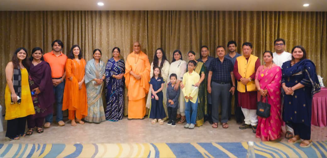 AvdheshanandG's tweet photo. महाकाल की नगरी उज्जैन में पूज्य आचार्यश्री से वरिष्ठ अधिकारियों की सौजन्य भेंट; सिंहस्थ महापर्व 2028 की तैयारियों पर आत्मीय संवाद ! 

कल्याणी मोक्षदा अजेय अमर अवंतिका की पावन भूमि, जहाँ भगवान महाकालेश्वर की आराधना जीवन को काल की सीमाओं से परे सनातन चेतना का स्मरण कराती है, वहाँ श्रीमत्परमहंस परिव्राजकाचार्य श्रोत्रिय ब्रह्मनिष्ठ अनन्तश्री विभूषित जूनापीठाधीश्वर आचार्यमहामण्डलेश्वर पूज्यपाद श्री स्वामी अवधेशानन्द गिरि जी महाराज ‘पूज्य आचार्यश्री’ से  वरिष्ठ प्रशासनिक एवं पुलिस अधिकारियों ने सौजन्य भेंट की।

इस शिष्टाचार भेंट के अवसर पर आगामी सिंहस्थ महापर्व 2028 की तैयारियों को लेकर आत्मीय विचार-विमर्श हुआ। अधिकारियों ने पूज्य आचार्यश्री को प्रस्तावित एवं प्रगतिरत विकास कार्यों की जानकारी दी। देश-विदेश से उज्जैन आने वाले श्रद्धालुओं के सुगम आवागमन, सुरक्षित एवं सुव्यवस्थित दर्शन, आवास, यातायात प्रबंधन, घाटों के विकास और पर्यावरण संरक्षण जैसे विषयों पर भी चर्चा हुई।

उज्जैन में सिंहस्थ केवल विशाल जनसमागम नहीं, सनातन परम्परा में आस्था, साधना और सेवा का अनुपम पर्व है। इसी भाव के अनुरूप संवाद में ऐसी व्यवस्थाओं की आवश्यकता पर बल दिया गया, जिनसे प्रत्येक श्रद्धालु को सुविधा मिले और महाकाल की इस प्राचीन नगरी की आध्यात्मिक एवं सांस्कृतिक गरिमा भी बनी रहे।

इस अवसर पर श्री राकेश गुप्ता जी, अतिरिक्त पुलिस महानिदेशक ADG , उज्जैन संभाग; श्री आशीष सिंह जी, संभागायुक्त, उज्जैन; श्री नवनीत भसीन जी, पुलिस उपमहानिरीक्षक; श्री रोशन सिंह जी, कलेक्टर एवं जिला दण्डाधिकारी, उज्जैन; श्री प्रदीप शर्मा जी, पुलिस अधीक्षक, उज्जैन; श्री प्रथम कौशिक जी, प्रशासक, श्री महाकालेश्वर मंदिर प्रबंध समिति; श्री अभिलाष मिश्रा जी, आयुक्त, नगर निगम उज्जैन; तथा श्री क्षितिज सिंघल जी, आयुक्त, नगर निगम इंदौर सहित वरिष्ठ अधिकारीगण उपस्थित रहे।

पूज्य आचार्यश्री ने कहा कि सिंहस्थ की तैयारियों में श्रद्धालुओं की सुविधा के साथ लोककल्याण का भाव और उज्जैन की सांस्कृतिक अस्मिता स्पष्ट रूप से दिखाई देनी चाहिए। उन्होंने लोकसेवा में संलग्न अधिकारियों को कर्तव्यनिष्ठा, संवेदनशीलता और निष्काम भाव से कार्य करने के लिए आशीर्वाद एवं मंगलकामनाएँ प्रदान कीं।

भगवान महाकाल की कृपा से अवंतिका में सम्पन्न यह आत्मीय भेंट धर्म, संस्कृति और लोकसेवा के समन्वय का सुन्दर अवसर बनी।

#उज्जैन_इंदौर_प्रवास #महाकाल #कालभैरव #सिंहस्थ_2028 #समन्वय_परिवार #प्रभु_प्रेमी_संघ #AvdheshanandG_Quotes