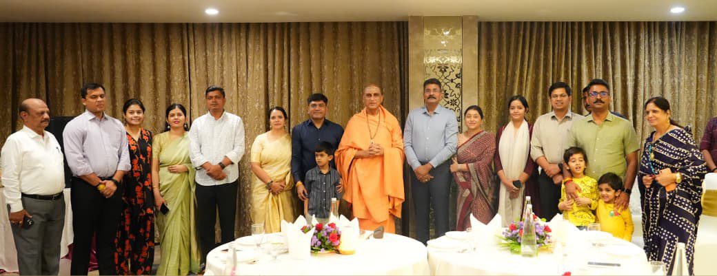 AvdheshanandG's tweet photo. महाकाल की नगरी उज्जैन में पूज्य आचार्यश्री से वरिष्ठ अधिकारियों की सौजन्य भेंट; सिंहस्थ महापर्व 2028 की तैयारियों पर आत्मीय संवाद ! 

कल्याणी मोक्षदा अजेय अमर अवंतिका की पावन भूमि, जहाँ भगवान महाकालेश्वर की आराधना जीवन को काल की सीमाओं से परे सनातन चेतना का स्मरण कराती है, वहाँ श्रीमत्परमहंस परिव्राजकाचार्य श्रोत्रिय ब्रह्मनिष्ठ अनन्तश्री विभूषित जूनापीठाधीश्वर आचार्यमहामण्डलेश्वर पूज्यपाद श्री स्वामी अवधेशानन्द गिरि जी महाराज ‘पूज्य आचार्यश्री’ से  वरिष्ठ प्रशासनिक एवं पुलिस अधिकारियों ने सौजन्य भेंट की।

इस शिष्टाचार भेंट के अवसर पर आगामी सिंहस्थ महापर्व 2028 की तैयारियों को लेकर आत्मीय विचार-विमर्श हुआ। अधिकारियों ने पूज्य आचार्यश्री को प्रस्तावित एवं प्रगतिरत विकास कार्यों की जानकारी दी। देश-विदेश से उज्जैन आने वाले श्रद्धालुओं के सुगम आवागमन, सुरक्षित एवं सुव्यवस्थित दर्शन, आवास, यातायात प्रबंधन, घाटों के विकास और पर्यावरण संरक्षण जैसे विषयों पर भी चर्चा हुई।

उज्जैन में सिंहस्थ केवल विशाल जनसमागम नहीं, सनातन परम्परा में आस्था, साधना और सेवा का अनुपम पर्व है। इसी भाव के अनुरूप संवाद में ऐसी व्यवस्थाओं की आवश्यकता पर बल दिया गया, जिनसे प्रत्येक श्रद्धालु को सुविधा मिले और महाकाल की इस प्राचीन नगरी की आध्यात्मिक एवं सांस्कृतिक गरिमा भी बनी रहे।

इस अवसर पर श्री राकेश गुप्ता जी, अतिरिक्त पुलिस महानिदेशक ADG , उज्जैन संभाग; श्री आशीष सिंह जी, संभागायुक्त, उज्जैन; श्री नवनीत भसीन जी, पुलिस उपमहानिरीक्षक; श्री रोशन सिंह जी, कलेक्टर एवं जिला दण्डाधिकारी, उज्जैन; श्री प्रदीप शर्मा जी, पुलिस अधीक्षक, उज्जैन; श्री प्रथम कौशिक जी, प्रशासक, श्री महाकालेश्वर मंदिर प्रबंध समिति; श्री अभिलाष मिश्रा जी, आयुक्त, नगर निगम उज्जैन; तथा श्री क्षितिज सिंघल जी, आयुक्त, नगर निगम इंदौर सहित वरिष्ठ अधिकारीगण उपस्थित रहे।

पूज्य आचार्यश्री ने कहा कि सिंहस्थ की तैयारियों में श्रद्धालुओं की सुविधा के साथ लोककल्याण का भाव और उज्जैन की सांस्कृतिक अस्मिता स्पष्ट रूप से दिखाई देनी चाहिए। उन्होंने लोकसेवा में संलग्न अधिकारियों को कर्तव्यनिष्ठा, संवेदनशीलता और निष्काम भाव से कार्य करने के लिए आशीर्वाद एवं मंगलकामनाएँ प्रदान कीं।

भगवान महाकाल की कृपा से अवंतिका में सम्पन्न यह आत्मीय भेंट धर्म, संस्कृति और लोकसेवा के समन्वय का सुन्दर अवसर बनी।

#उज्जैन_इंदौर_प्रवास #महाकाल #कालभैरव #सिंहस्थ_2028 #समन्वय_परिवार #प्रभु_प्रेमी_संघ #AvdheshanandG_Quotes