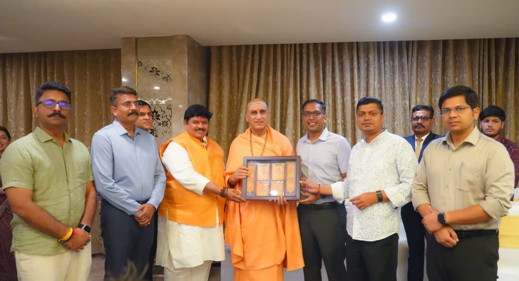 AvdheshanandG's tweet photo. महाकाल की नगरी उज्जैन में पूज्य आचार्यश्री से वरिष्ठ अधिकारियों की सौजन्य भेंट; सिंहस्थ महापर्व 2028 की तैयारियों पर आत्मीय संवाद ! 

कल्याणी मोक्षदा अजेय अमर अवंतिका की पावन भूमि, जहाँ भगवान महाकालेश्वर की आराधना जीवन को काल की सीमाओं से परे सनातन चेतना का स्मरण कराती है, वहाँ श्रीमत्परमहंस परिव्राजकाचार्य श्रोत्रिय ब्रह्मनिष्ठ अनन्तश्री विभूषित जूनापीठाधीश्वर आचार्यमहामण्डलेश्वर पूज्यपाद श्री स्वामी अवधेशानन्द गिरि जी महाराज ‘पूज्य आचार्यश्री’ से  वरिष्ठ प्रशासनिक एवं पुलिस अधिकारियों ने सौजन्य भेंट की।

इस शिष्टाचार भेंट के अवसर पर आगामी सिंहस्थ महापर्व 2028 की तैयारियों को लेकर आत्मीय विचार-विमर्श हुआ। अधिकारियों ने पूज्य आचार्यश्री को प्रस्तावित एवं प्रगतिरत विकास कार्यों की जानकारी दी। देश-विदेश से उज्जैन आने वाले श्रद्धालुओं के सुगम आवागमन, सुरक्षित एवं सुव्यवस्थित दर्शन, आवास, यातायात प्रबंधन, घाटों के विकास और पर्यावरण संरक्षण जैसे विषयों पर भी चर्चा हुई।

उज्जैन में सिंहस्थ केवल विशाल जनसमागम नहीं, सनातन परम्परा में आस्था, साधना और सेवा का अनुपम पर्व है। इसी भाव के अनुरूप संवाद में ऐसी व्यवस्थाओं की आवश्यकता पर बल दिया गया, जिनसे प्रत्येक श्रद्धालु को सुविधा मिले और महाकाल की इस प्राचीन नगरी की आध्यात्मिक एवं सांस्कृतिक गरिमा भी बनी रहे।

इस अवसर पर श्री राकेश गुप्ता जी, अतिरिक्त पुलिस महानिदेशक ADG , उज्जैन संभाग; श्री आशीष सिंह जी, संभागायुक्त, उज्जैन; श्री नवनीत भसीन जी, पुलिस उपमहानिरीक्षक; श्री रोशन सिंह जी, कलेक्टर एवं जिला दण्डाधिकारी, उज्जैन; श्री प्रदीप शर्मा जी, पुलिस अधीक्षक, उज्जैन; श्री प्रथम कौशिक जी, प्रशासक, श्री महाकालेश्वर मंदिर प्रबंध समिति; श्री अभिलाष मिश्रा जी, आयुक्त, नगर निगम उज्जैन; तथा श्री क्षितिज सिंघल जी, आयुक्त, नगर निगम इंदौर सहित वरिष्ठ अधिकारीगण उपस्थित रहे।

पूज्य आचार्यश्री ने कहा कि सिंहस्थ की तैयारियों में श्रद्धालुओं की सुविधा के साथ लोककल्याण का भाव और उज्जैन की सांस्कृतिक अस्मिता स्पष्ट रूप से दिखाई देनी चाहिए। उन्होंने लोकसेवा में संलग्न अधिकारियों को कर्तव्यनिष्ठा, संवेदनशीलता और निष्काम भाव से कार्य करने के लिए आशीर्वाद एवं मंगलकामनाएँ प्रदान कीं।

भगवान महाकाल की कृपा से अवंतिका में सम्पन्न यह आत्मीय भेंट धर्म, संस्कृति और लोकसेवा के समन्वय का सुन्दर अवसर बनी।

#उज्जैन_इंदौर_प्रवास #महाकाल #कालभैरव #सिंहस्थ_2028 #समन्वय_परिवार #प्रभु_प्रेमी_संघ #AvdheshanandG_Quotes