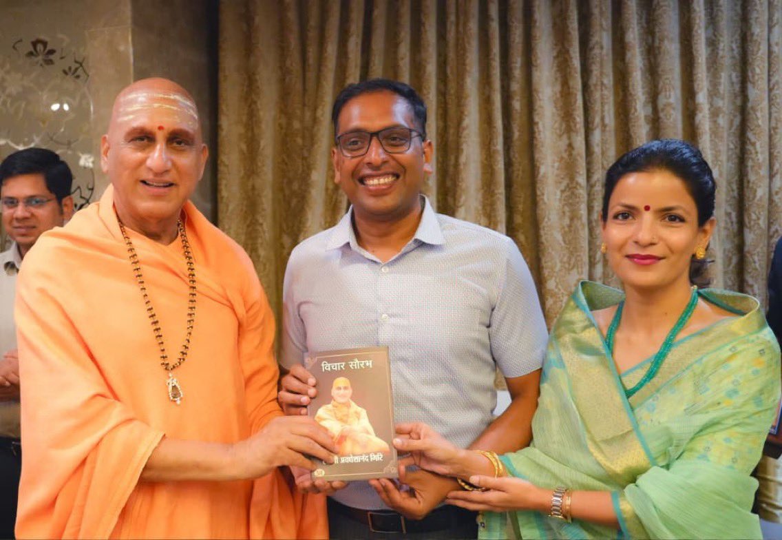 AvdheshanandG's tweet photo. महाकाल की नगरी उज्जैन में पूज्य आचार्यश्री से वरिष्ठ अधिकारियों की सौजन्य भेंट; सिंहस्थ महापर्व 2028 की तैयारियों पर आत्मीय संवाद ! 

कल्याणी मोक्षदा अजेय अमर अवंतिका की पावन भूमि, जहाँ भगवान महाकालेश्वर की आराधना जीवन को काल की सीमाओं से परे सनातन चेतना का स्मरण कराती है, वहाँ श्रीमत्परमहंस परिव्राजकाचार्य श्रोत्रिय ब्रह्मनिष्ठ अनन्तश्री विभूषित जूनापीठाधीश्वर आचार्यमहामण्डलेश्वर पूज्यपाद श्री स्वामी अवधेशानन्द गिरि जी महाराज ‘पूज्य आचार्यश्री’ से  वरिष्ठ प्रशासनिक एवं पुलिस अधिकारियों ने सौजन्य भेंट की।

इस शिष्टाचार भेंट के अवसर पर आगामी सिंहस्थ महापर्व 2028 की तैयारियों को लेकर आत्मीय विचार-विमर्श हुआ। अधिकारियों ने पूज्य आचार्यश्री को प्रस्तावित एवं प्रगतिरत विकास कार्यों की जानकारी दी। देश-विदेश से उज्जैन आने वाले श्रद्धालुओं के सुगम आवागमन, सुरक्षित एवं सुव्यवस्थित दर्शन, आवास, यातायात प्रबंधन, घाटों के विकास और पर्यावरण संरक्षण जैसे विषयों पर भी चर्चा हुई।

उज्जैन में सिंहस्थ केवल विशाल जनसमागम नहीं, सनातन परम्परा में आस्था, साधना और सेवा का अनुपम पर्व है। इसी भाव के अनुरूप संवाद में ऐसी व्यवस्थाओं की आवश्यकता पर बल दिया गया, जिनसे प्रत्येक श्रद्धालु को सुविधा मिले और महाकाल की इस प्राचीन नगरी की आध्यात्मिक एवं सांस्कृतिक गरिमा भी बनी रहे।

इस अवसर पर श्री राकेश गुप्ता जी, अतिरिक्त पुलिस महानिदेशक ADG , उज्जैन संभाग; श्री आशीष सिंह जी, संभागायुक्त, उज्जैन; श्री नवनीत भसीन जी, पुलिस उपमहानिरीक्षक; श्री रोशन सिंह जी, कलेक्टर एवं जिला दण्डाधिकारी, उज्जैन; श्री प्रदीप शर्मा जी, पुलिस अधीक्षक, उज्जैन; श्री प्रथम कौशिक जी, प्रशासक, श्री महाकालेश्वर मंदिर प्रबंध समिति; श्री अभिलाष मिश्रा जी, आयुक्त, नगर निगम उज्जैन; तथा श्री क्षितिज सिंघल जी, आयुक्त, नगर निगम इंदौर सहित वरिष्ठ अधिकारीगण उपस्थित रहे।

पूज्य आचार्यश्री ने कहा कि सिंहस्थ की तैयारियों में श्रद्धालुओं की सुविधा के साथ लोककल्याण का भाव और उज्जैन की सांस्कृतिक अस्मिता स्पष्ट रूप से दिखाई देनी चाहिए। उन्होंने लोकसेवा में संलग्न अधिकारियों को कर्तव्यनिष्ठा, संवेदनशीलता और निष्काम भाव से कार्य करने के लिए आशीर्वाद एवं मंगलकामनाएँ प्रदान कीं।

भगवान महाकाल की कृपा से अवंतिका में सम्पन्न यह आत्मीय भेंट धर्म, संस्कृति और लोकसेवा के समन्वय का सुन्दर अवसर बनी।

#उज्जैन_इंदौर_प्रवास #महाकाल #कालभैरव #सिंहस्थ_2028 #समन्वय_परिवार #प्रभु_प्रेमी_संघ #AvdheshanandG_Quotes