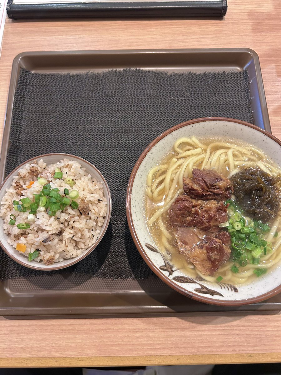 moke03's tweet photo. 沖縄そば
この日から始めた

めっちゃスッキリ
じゅーしーかやくご飯
もずくが乗ってるの珍しい
麺選べる ゆで麺にした
ソーキ濃いめ
違 おいしい

https://t.co/rXtsS9srMG https://t.co/tGvXIGT3mn