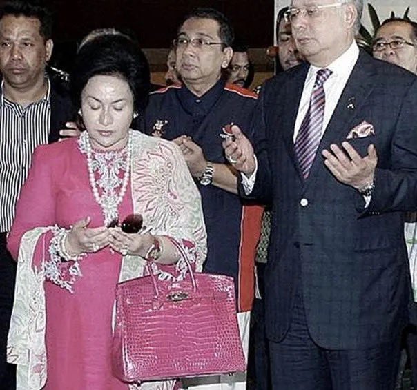streetkakaa's tweet photo. Beg tangan pink ni bernilai RM 887,103 di tahun 2015. Cuba bandingkan dengan harga rumah yang korang duduk sekarang.

Lepastu tanya diri sendiri, kenapa korang derma dekat Najib? https://t.co/8dUUq8Ml9H
