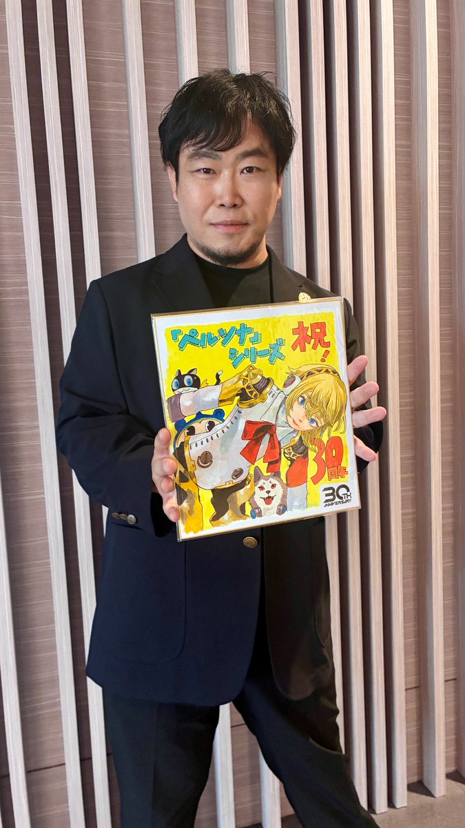 p_kouhou's tweet photo. 和田Pが登壇した「30周年タイトルトークステージ」の最後にサプライズ🎁

TGSメインビジュアルを担当しているイラストレーター・ざしきわらしさんが、『ペルソナ』シリーズ30周年お祝いイラストをプレゼントしてくれたぜ～。
豪華なオタカラありがとな！

#p30th #アトラスTGS2026 #segaatlustgs2026 https://t.co/TEjRWK8eUQ