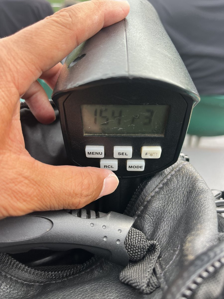 Norifumi_Nishio's tweet photo. 近大1-0立命大(1回終了)

近大が久保(3 木本)の先頭打者ホームランで先制。先発の宮原(4 崇徳)は2死から連続四球も後続を抑えて無失点。マイガンの最速は154。やや前方の席のスカウ��ガンは156。隣からは157の声も。
立命大先発の有馬(4 愛工大名電)は被安打2で1失点。マイガンの最速は143。 https://t.co/MzQIc0lE4Y