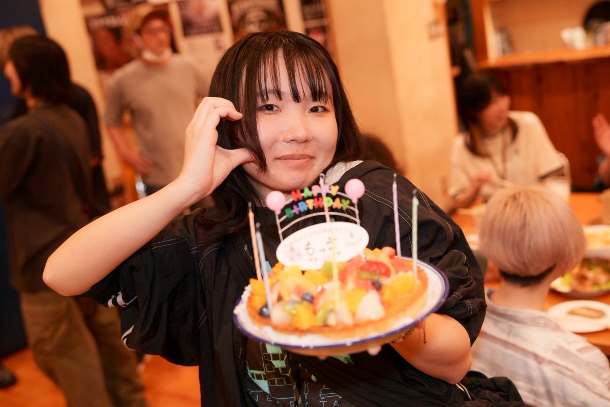 higasizumu's tweet photo. ほんで！今日誕生日なんやって！おめでとう私！！！ケーキ！！！！ https://t.co/awb0bWnJtY