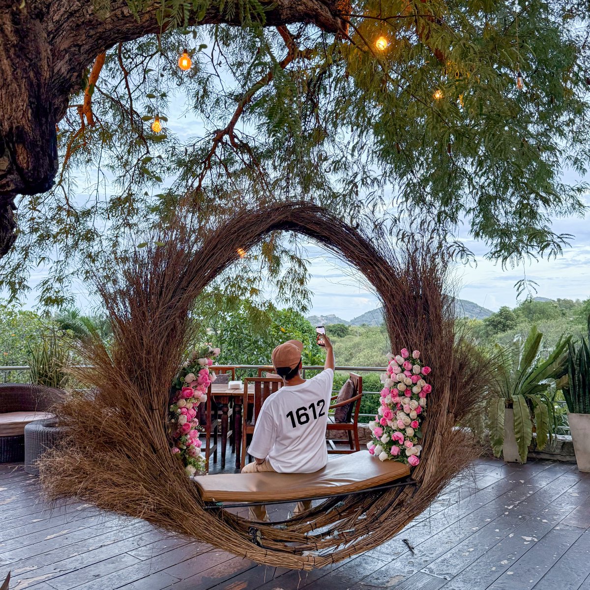 CafeStoryTH's tweet photo. หัวหินมีมุมนี้ด้วยอะ 🌳 The Moment Cafe and Craft นั่งกินข้าวกลางวิวเขา ใต้ต้นมะขามยักษ์ ร้านเป็นโอเพ่นแอร์ทั้งหมด ช่วงเย็นแสงสวยน่านั่งยาว เมนูข้าวหลามปลาเขย่าป่าเสิร์ฟในกระบอกไม้ไผ่ แล้วต่อไอศกรีมมะขามสักถ้วย น่าแวะมาก

📍หนองแก หัวหิน https://t.co/DSLqhPh1cF