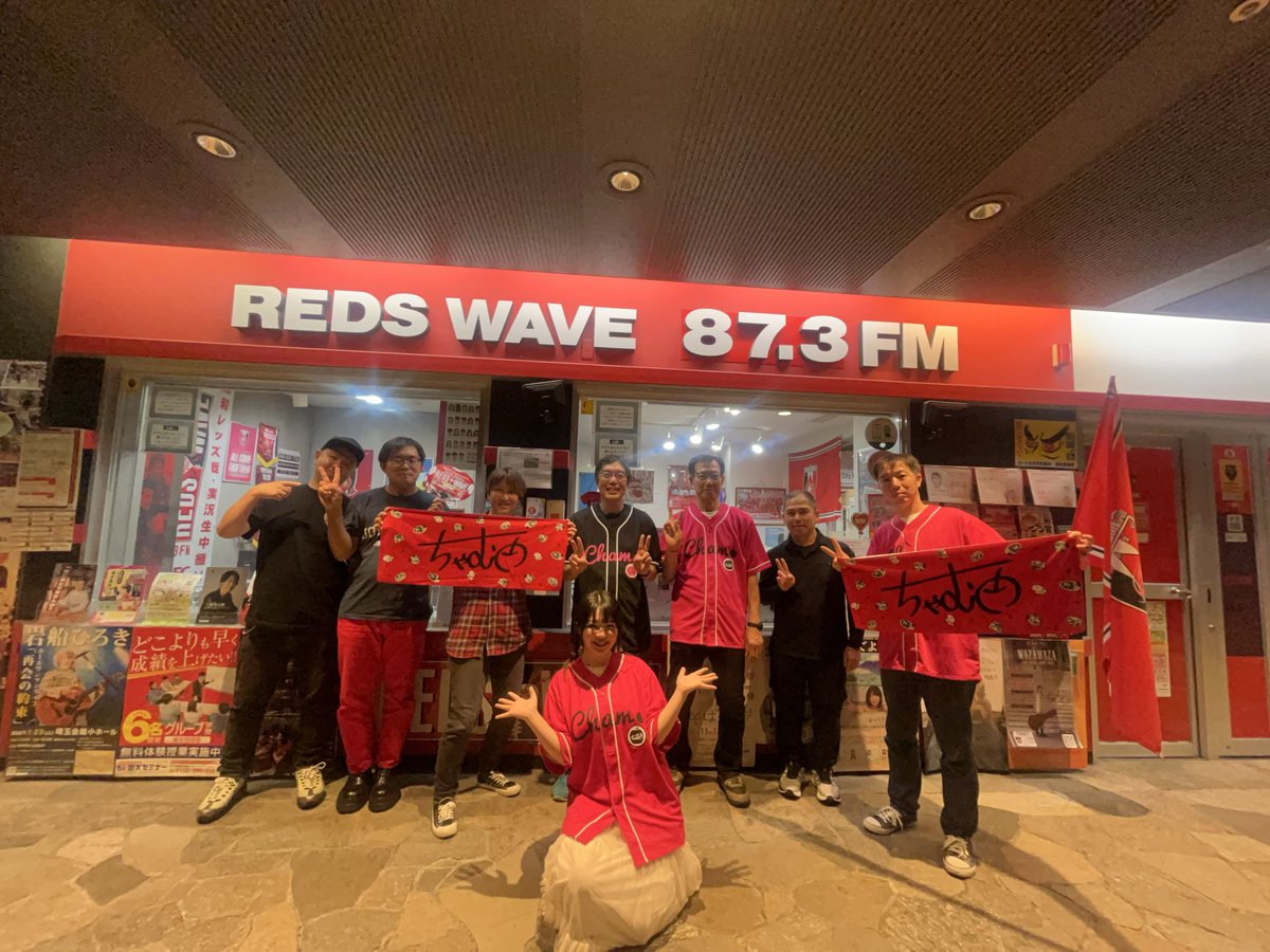 chamrin_ringo's tweet photo. 初埼玉ラジオ📻❤️‍🔥「REDS WAVE」
現場まで駆けつけてくれた皆さん、
ラジオで聴いてくださった皆さんも
本当にありがとうございました🫶
目の前でみんなに見守ってもらいながらのラジオ出演は初めてで、なんだか新鮮で嬉しかったです☺️
楽しすぎて30分がほんまに一瞬！
終わってから「あれも言いたかった！」って、言い���れたことや“わすれもの”がたくさん😂
そしてWAZA WAZAツアーのポスターも
貼っていただきました🥹🙏✨
また埼玉にも帰ってこれますように〜！📻❤️‍🔥