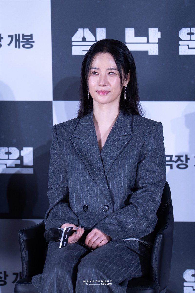 official_SEESUN's tweet photo. [#김현주]

더 이상 ‘류소영’을 기다리기가 힘이 듭니다 ㅇ<-<
궁금증과 기대를 가득 남긴 현주 배우의 <실낙원> 제작보고회 현장 비하인드!

영화 <실낙원> 10월 21일 (수) 극장에서 만나요👤

#KimHyunJoo #실낙원 #류소영 #ParadiseLost https://t.co/nrlJ7JXvV7
