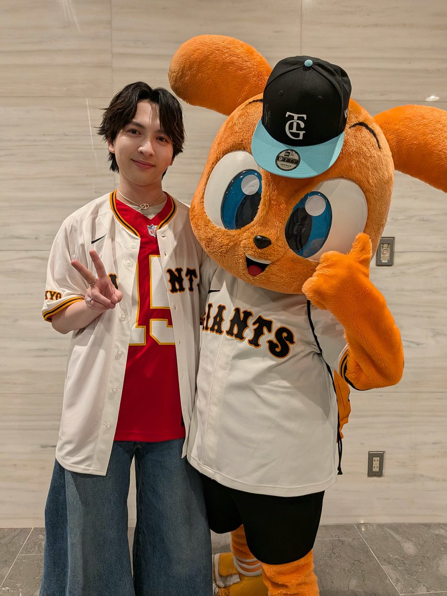 kumichoudesu's tweet photo. 今日の仁人

東京ドームでファーストピッチ
お疲れさん😎‼️(ゴースト)

#吉田仁人 #MILK #EBiDAN
#スターダストプロモーション https://t.co/qn0j8JkFP2