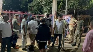 KhabriIndia's tweet photo. Jamui Jhajha Police Attacked: झाझा (जमुई) में गणेश प्रतिमा विसर्जन जुलूस के दौरान डीजे पर अश्लील गाने बंद कराने को लेकर पुलिस पर पथराव हुआ।
#bihar #biharnewstoday #BiharNews #biharnewslive #HindiNews #jamui #jamuibihar #jamuinews #jamuijila https://t.co/AQRjNT23ox https://t.co/IlMgb6dhtY