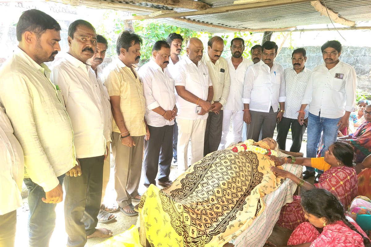DharmareddyTRS's tweet photo. దామెర మండలంలో  మృతిచెందిన సరోజన, దుర్గణాల నరసింహారావు, ఉప్పుల రామిరెడ్డి (రాములు) పార్థీవదేహాలకు పూలమాలలు వేసి నివాళులర్పించడం జరిగింది.

#ChallaDharmaReddy #Parakala #BRS #Damera #Telangana
@BRSparty https://t.co/isYCRxG89t